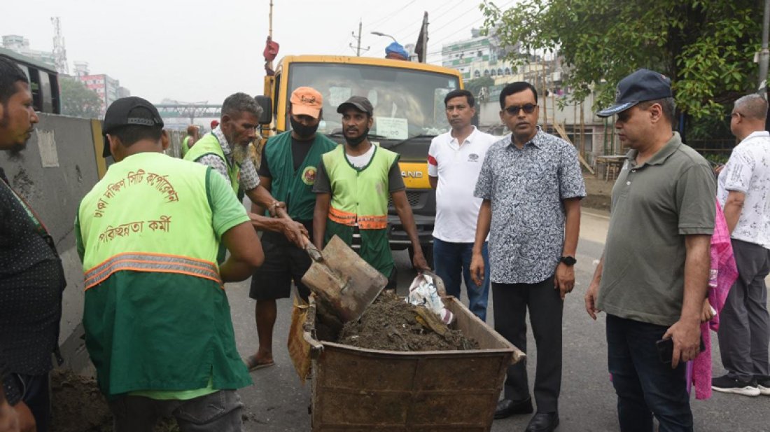 রাজধানীতে ভোরে ৬০০ পরিচ্ছন্নতাকর্মী নিয়ে ডিএসসিসির পরিচ্ছন্নতা অভিযান